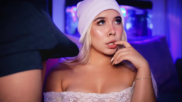 Nonton Uni Ty Student Makes A Living By Exhibiting Her Sex Life On The Internet thumbnail