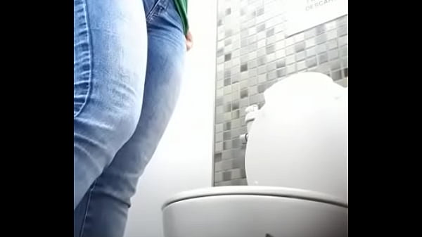 Perra Exhibida En El Wc thumbnail