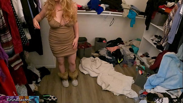 Nonton Sex With Stepmom While Helping Her Organize Her Closet thumbnail