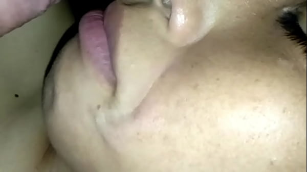 เธอดูดควยได้เสียวมากจนน้ำแตกเต็มปาก thumbnail