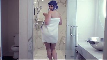 Nonton Give Me Sum...shower Head thumbnail