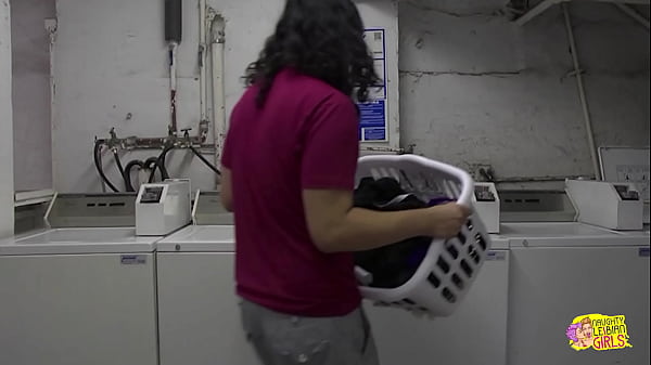 Nonton Emo Chick Strikes Up A Conversation With Her Attractive Neighborhood Girl At The Laundromat. thumbnail