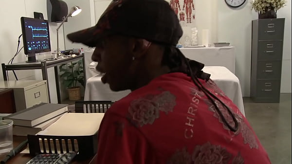 Nonton Ms Rossi's Face Is Awash With A Double Dose Of Dude Dna thumbnail