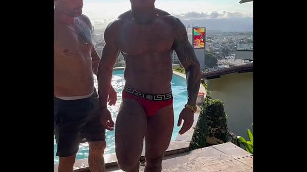 Amigos Fazendo Suruba Na Piscina Em Frente Ao Mar thumbnail