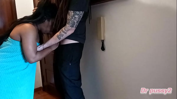 Nonton Angolana Casada De Toalha Provoca O Entregador Para Lhe Dar A Sua Vagina H&uacute;mida E Ele Deixa Ela As Costas Cheias De S&eacute;men E Ainda Humilha No Fim thumbnail