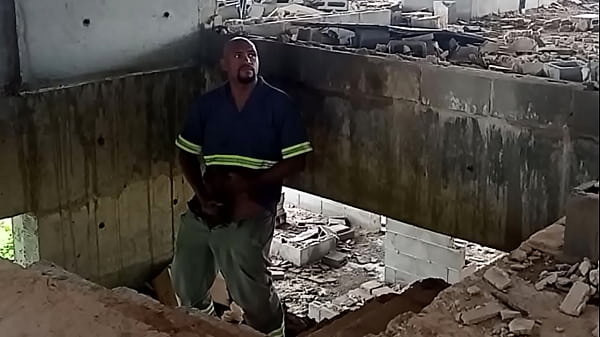 Batendo uma na constru&ccedil;&atilde;o 