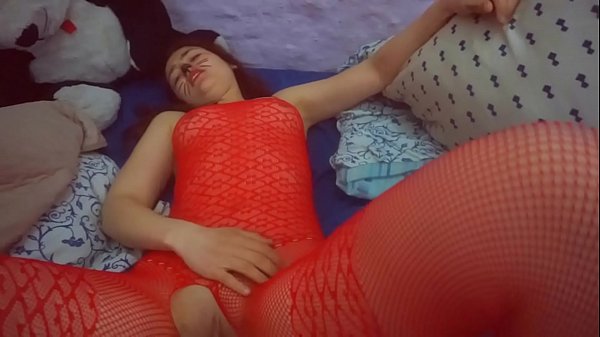 CHICA REALMENTE SEXY DISFRUTA MIENTRAS SU CHICO LA MASTURBA CON SU ZANAHORIA FAVORITA 