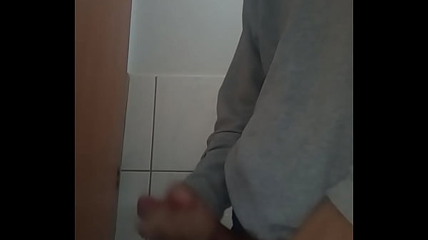 Novinho Dando Uma Gozada No Banheiro thumbnail