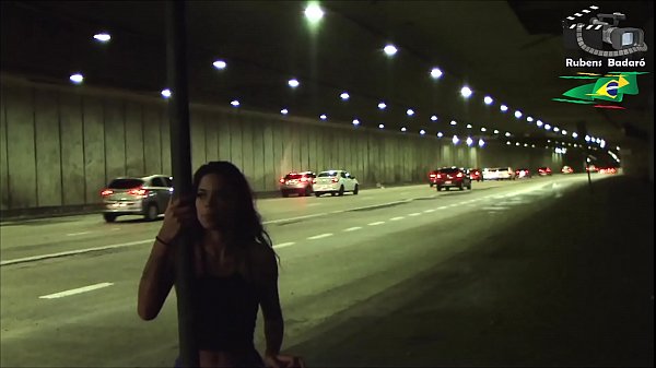 Morena Gostosa Fica Pelada E Chupa Rola No T&uacute;nel. thumbnail