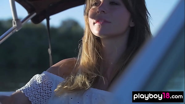 Nonton Smoking Hot Brunette Beauty Posing Naked At Sunset thumbnail