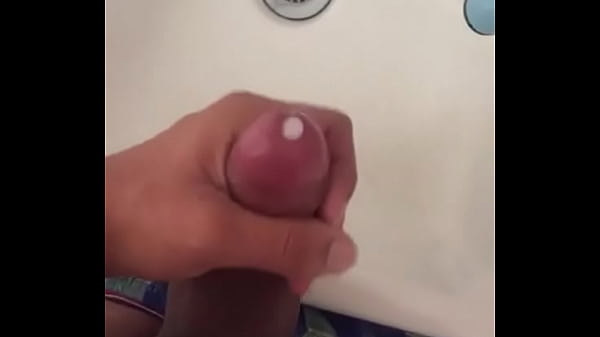 Chico gay se masturba en el ba&ntildeo