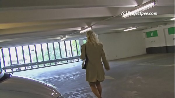 Nonton Babe Peeing All Over The Stairs thumbnail