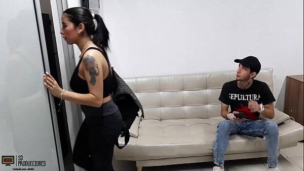 Mi Hermanastra Cachonda Me Pide Que Le Haga Un Masaje Y Termino Comi&eacute;ndome Su Co&ntilde;o thumbnail