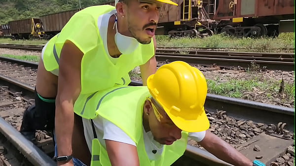 OPER&Aacute;RIOS FODERAM GOSTOSO COM O CHEFE DURANTE A PAUSA ALMO&Ccedil;O 
