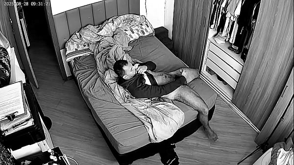Spycam, homem batendo punheta e assistindo porno. 