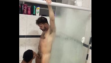 MORADOR DE RUA SO QUERIA UM BANHO , MAS ACABOU COMENDO O CU DO NOVINHO NO CHUVEIRO 