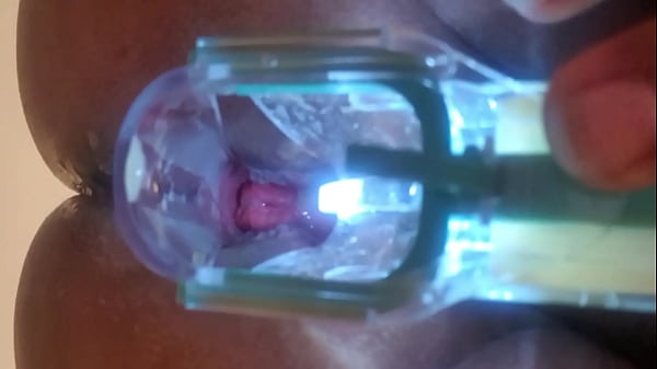 Estrenando esp&eacute_culo para ver por dentro de mi colita tragona