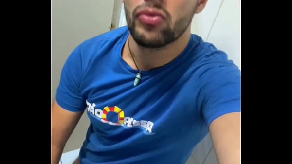 Fui Fodido Pelo H&eacute;tero Que Estava A Namorada No Banheiro Da Balada. thumbnail