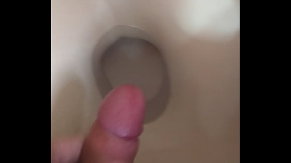 Novinho gozando na privada