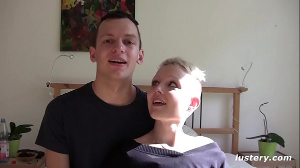 Nonton Short Haired Blonde Give Her Man A Hard Fucking thumbnail