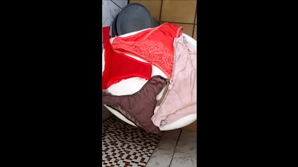 Casado De Calcinha Mexendo Nas Calcinhas Usadas Pela Dani thumbnail