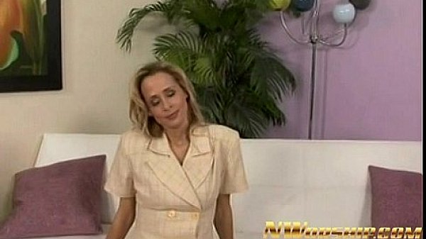 Nonton Milf Slut Goes For Bbc thumbnail