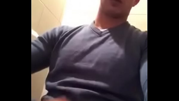 Masturbacion En Ba&ntilde;o Publico thumbnail