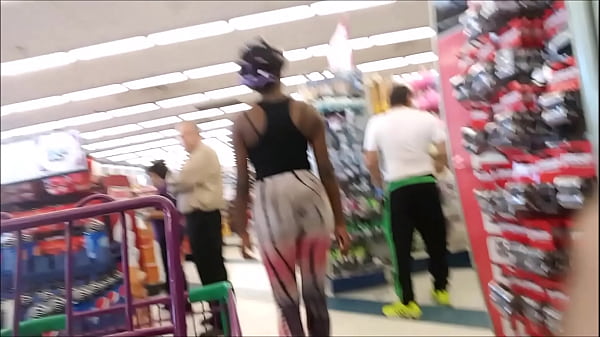 sexy black woman on white and pink tight pants with big ass and tight pussy – mujer sexy mamacita negra con pantalones ajustados rosas y blancos marcando la raja del co&ntildeo y gran culo