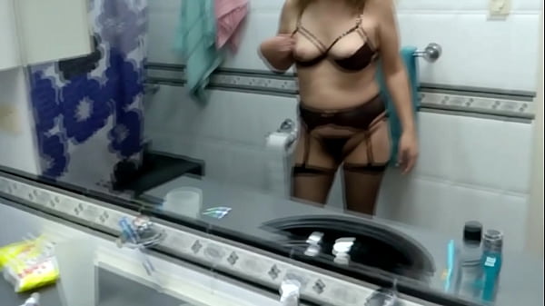 Minha Esposa Mostra Lingerie E Fica Excitada Na Frente Da Câmera