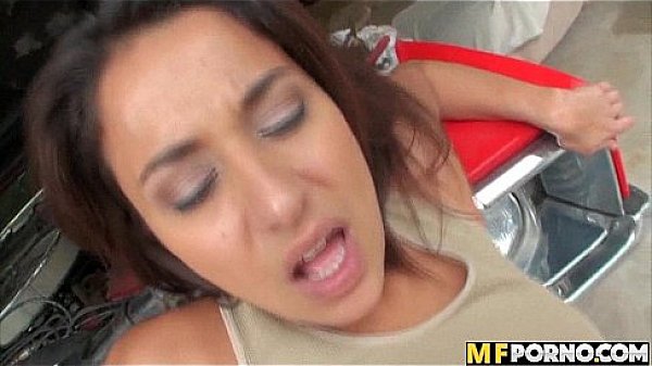 Nonton Car Mechanic Fucks A Latina Babe 3 thumbnail
