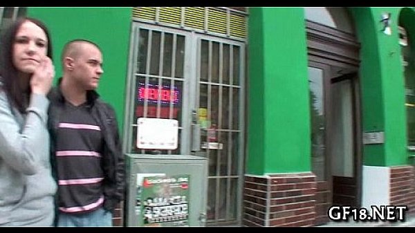 Babe Spreads Lengthy Legs thumbnail