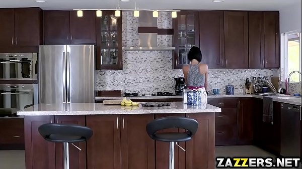 Nonton Buddy Hollywood Feeds Veronica Avluv His Huge Cock thumbnail