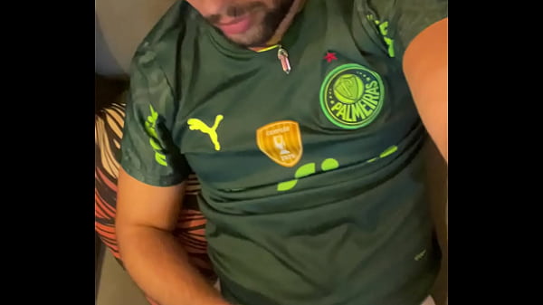 Torcedor Do Palmeiras Comemorando Vitoria Do Jogo Uma Boa Leitada. thumbnail