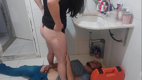 Atendi O Vizinho Encanador De Vestido, S&oacute; Para Ver Se Ele Apagaria O Fogo Da Minha Bucetinha! thumbnail