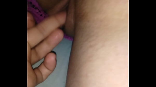 Le corro la tanga de lado y le meto los dedos a mi novia
