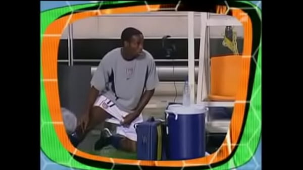 Nonton Jugador Meando En El Campo thumbnail