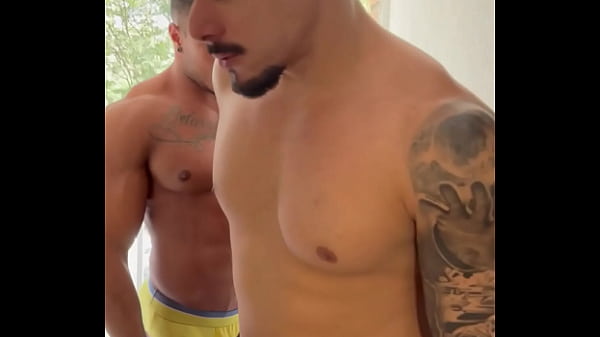 PASSEI A NOITE NA CASA DO MEU AMIGO E ELE ME COMEU LOGO DE MANH&Atilde_ E ME DEU LEITE NA BOCA