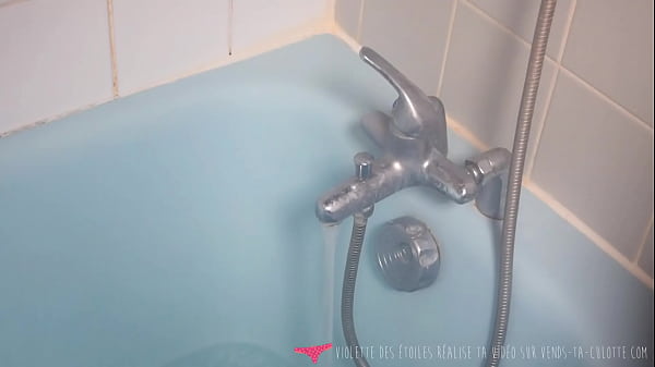 Vends-ta-culotte - Jeune amatrice franç_aise se caresse dans son bain - Violette des é_toiles
