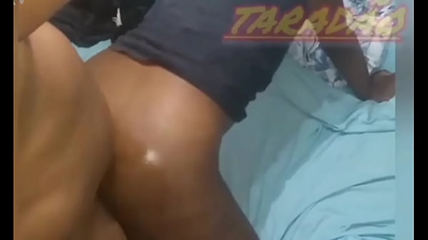 Socando e gozando no rabo da preta 