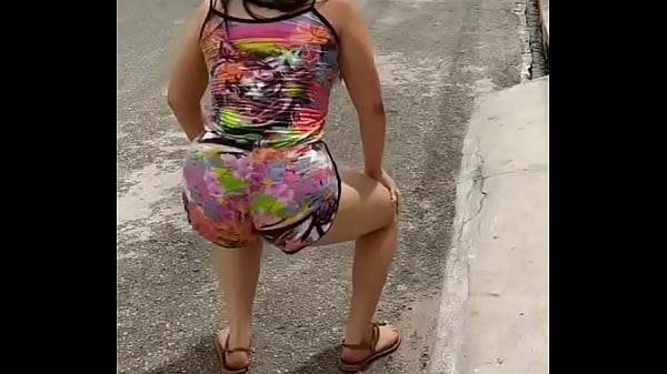 Dan&ccedil;ando rebolando o rabet&atilde;o 