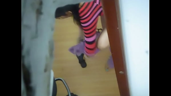 Desnuda Espiada En El Vestidor thumbnail
