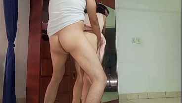 Pareja Cachonda Folla En El Closet thumbnail