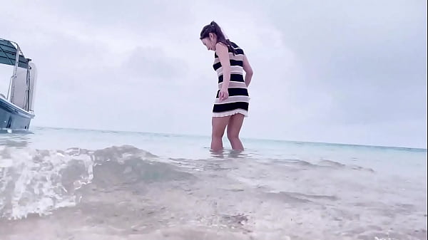 Nonton ミニスカートでシュノーケリング thumbnail