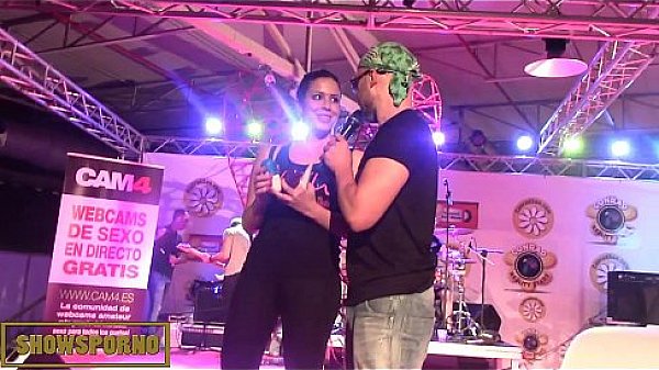 Nonton Brunette Spanish Granny Bigtits On Stage thumbnail