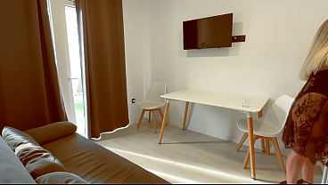Pomeriggio bollente l amico del coinquilino suona alla porta