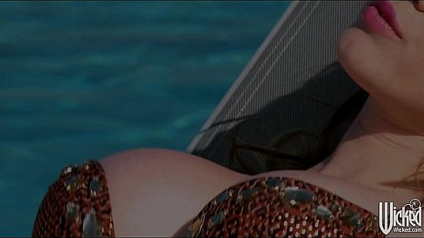 Nonton Sexy Bikini-clad Wife Kagney Lynn Karter Sucks & Fucks Poolside thumbnail