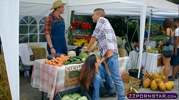 Nonton Customer Fucks The Farmers Wife In Public At The Market thumbnail