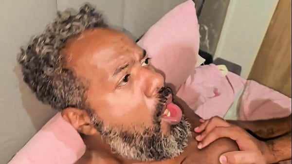 Coroa Foi Cobrar O Aluguel &eacute; Levou Uma Boa Surra De Rola E Gostou Muito De Ser Puta De Macho - Ato 02 thumbnail