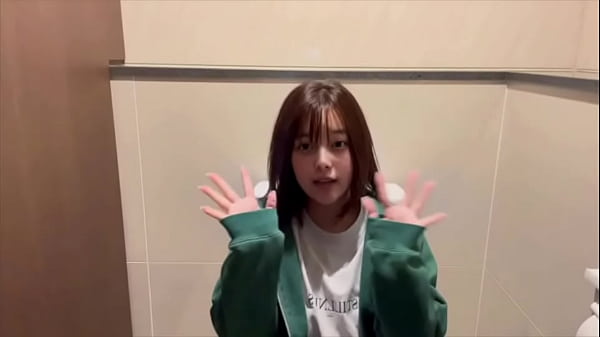 Nonton 【女子大生のルーティン】今日も買い物中にト◯レでひとりでしてしまいました thumbnail