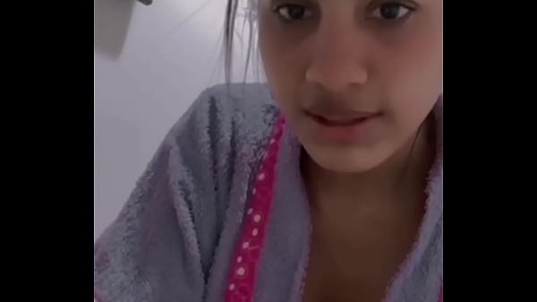 Sexi Venezolana Cocina En Bata Y Se Le Ve De Mas thumbnail